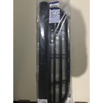 Hyundai i20 Ön Tampon Orta Izgara 86561-1J500